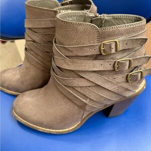 Stylish Tan Ankle Boots Sz 10